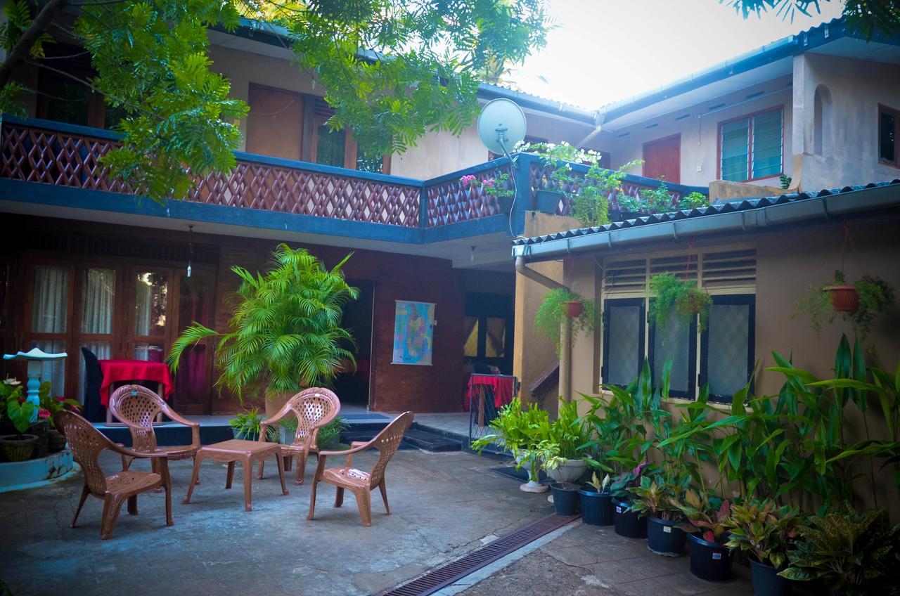 Lake View The Tourist Guest House Anuradhapura Esterno foto