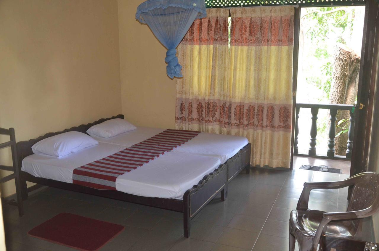 Lake View The Tourist Guest House Anuradhapura Esterno foto