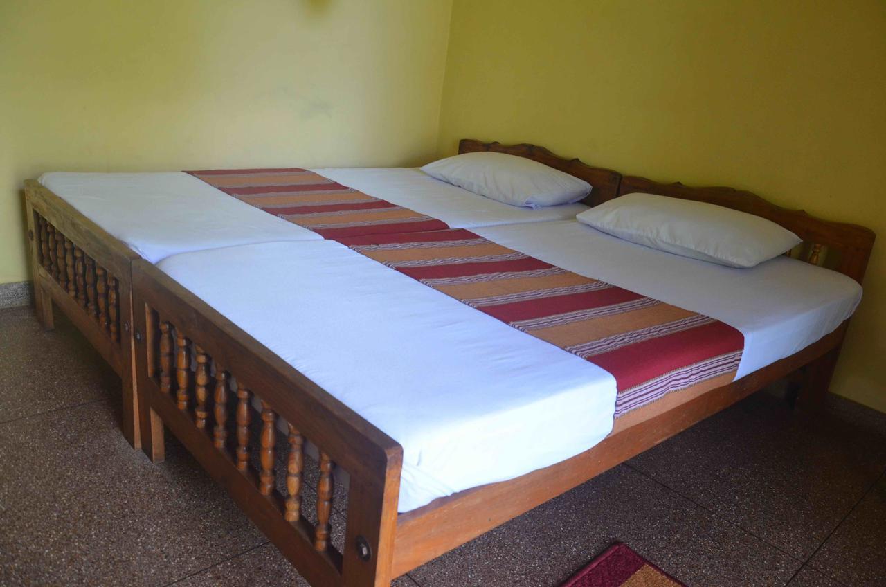 Lake View The Tourist Guest House Anuradhapura Esterno foto