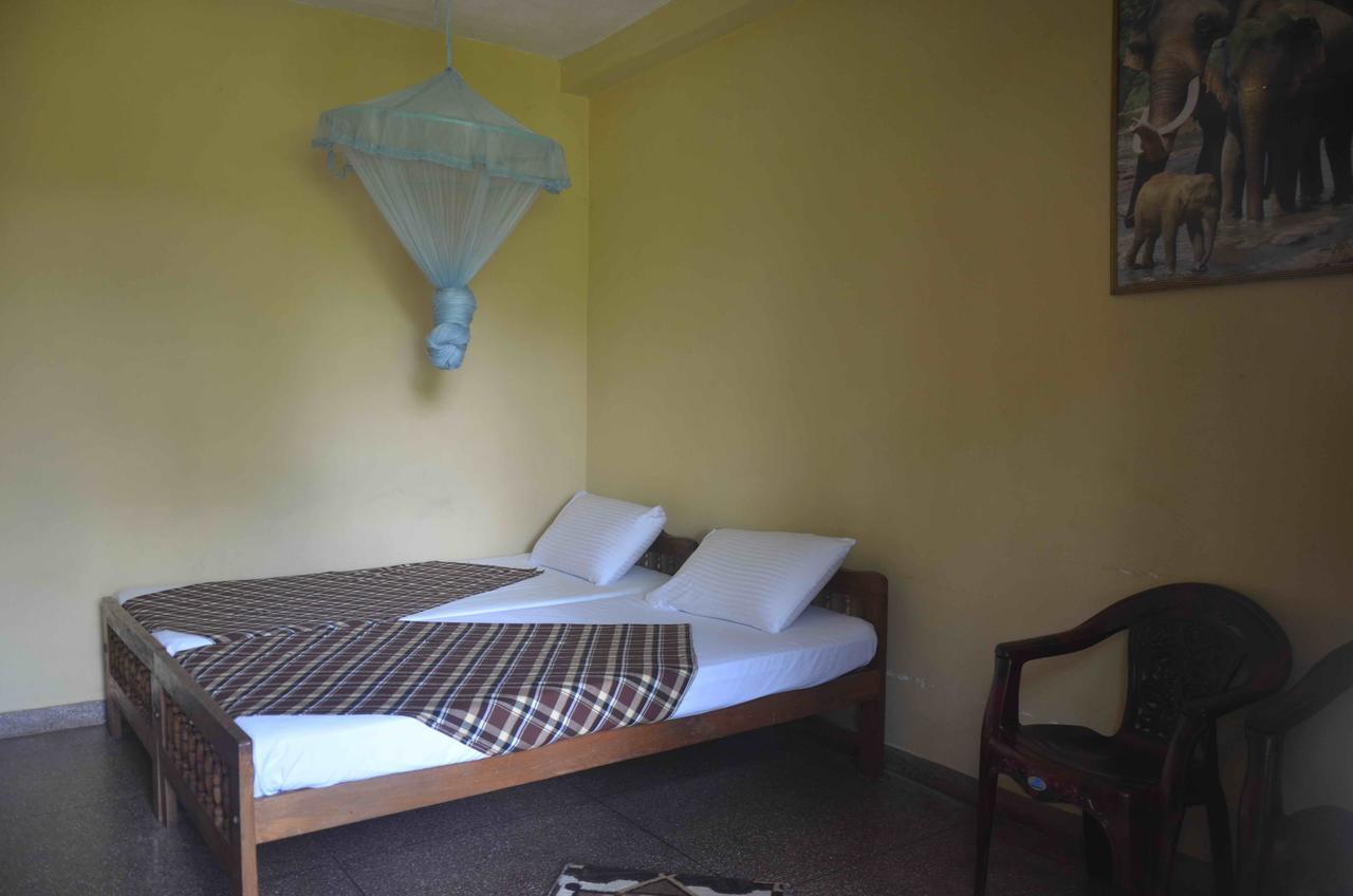 Lake View The Tourist Guest House Anuradhapura Esterno foto