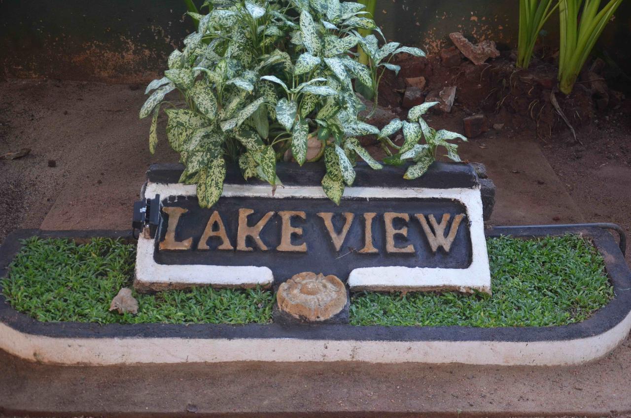Lake View The Tourist Guest House Anuradhapura Esterno foto